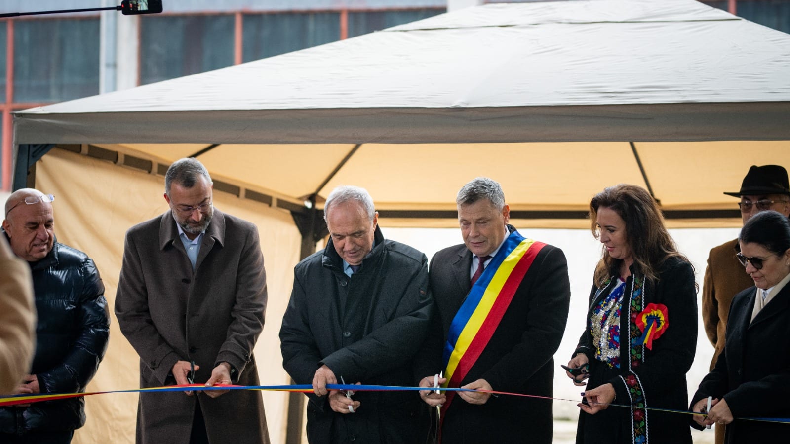 Tăierea panglicii la inaugurarea parcului industrial FEPRA de la Brad, 1 decembrie 2025