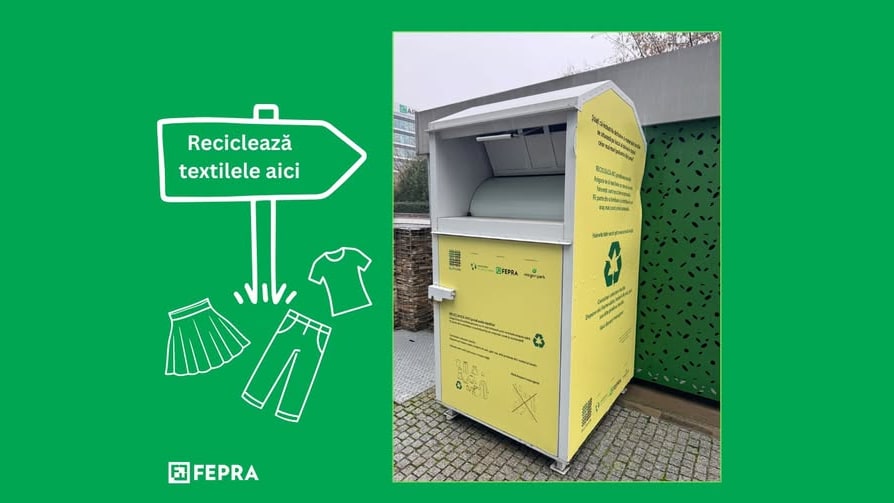 Afiș FEPRA cu textul „Reciclează textilele aici” și fotografia unui container galben pentru textile, amplasat pe trotuar, lângă un gard verde