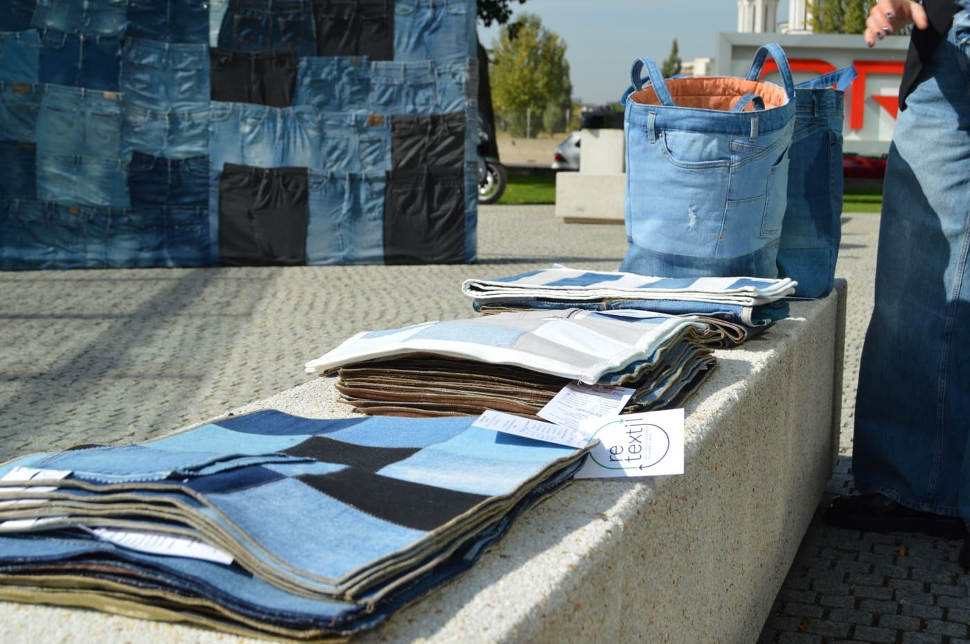 Produse upcycled din denim: genți, suporturi și piese cusute din blugi recuperați