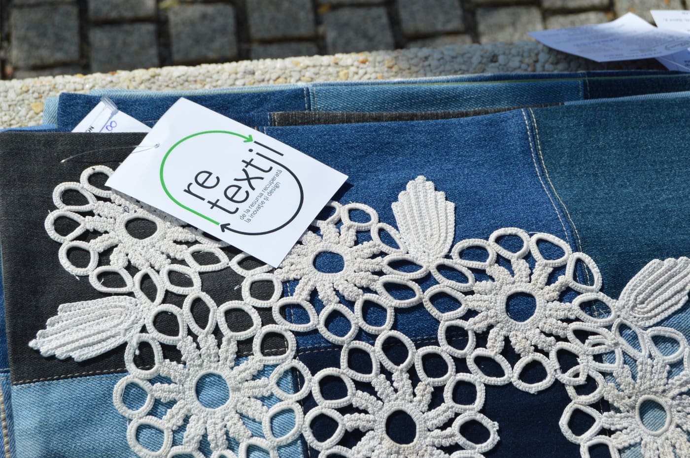 Material din denim reconstruit, cu aplicație de dantelă și eticheta ReTextil