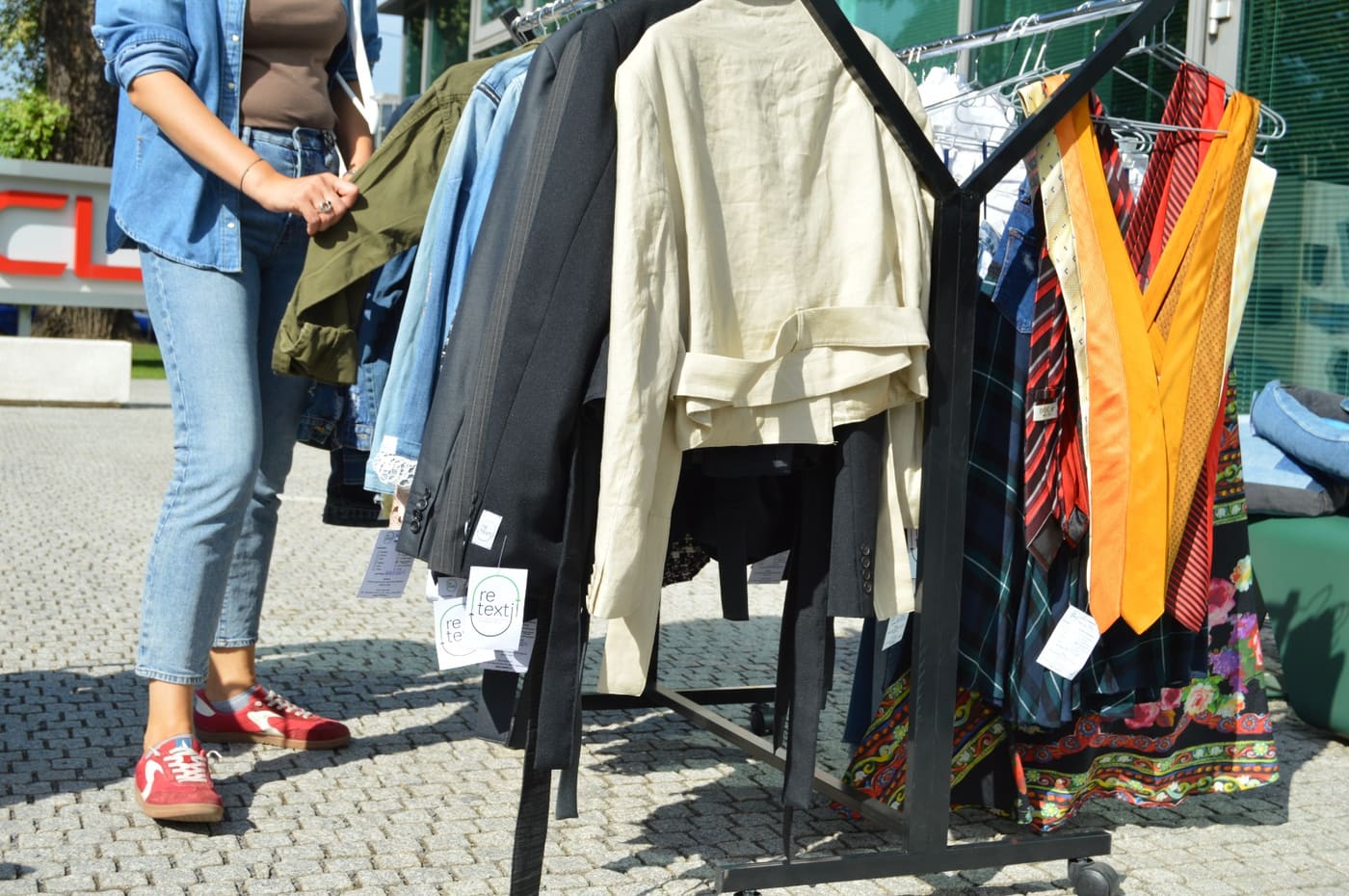 Stender cu sacouri, cămăși și cravate preloved, etichetate ReTextil