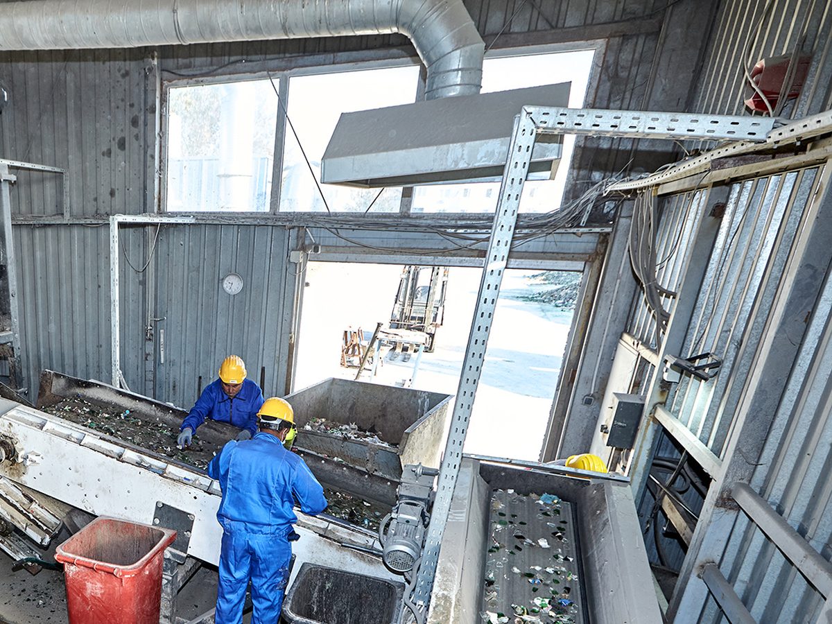 The Buftea glass line: conveyor belts and two operators at manual separation