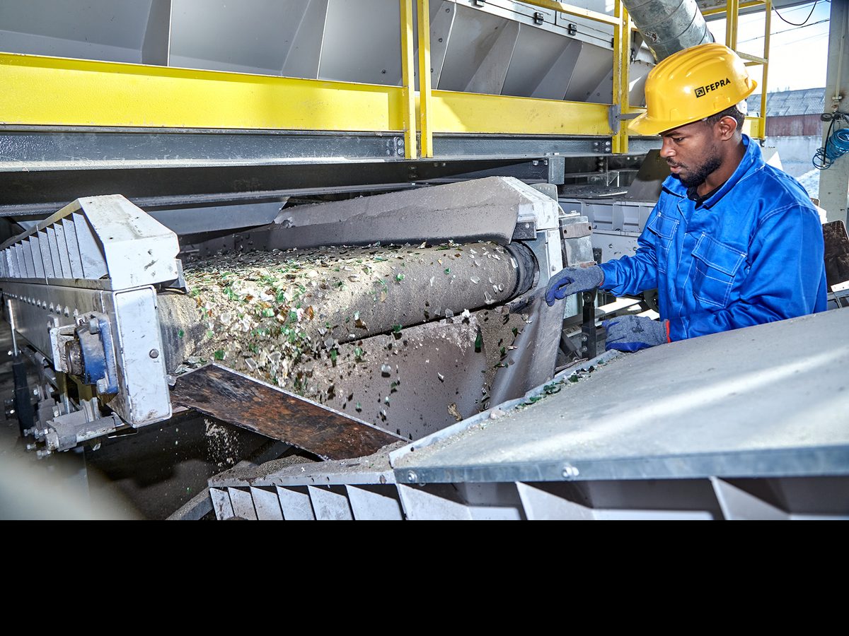 Operator at the metal separator on the glass line