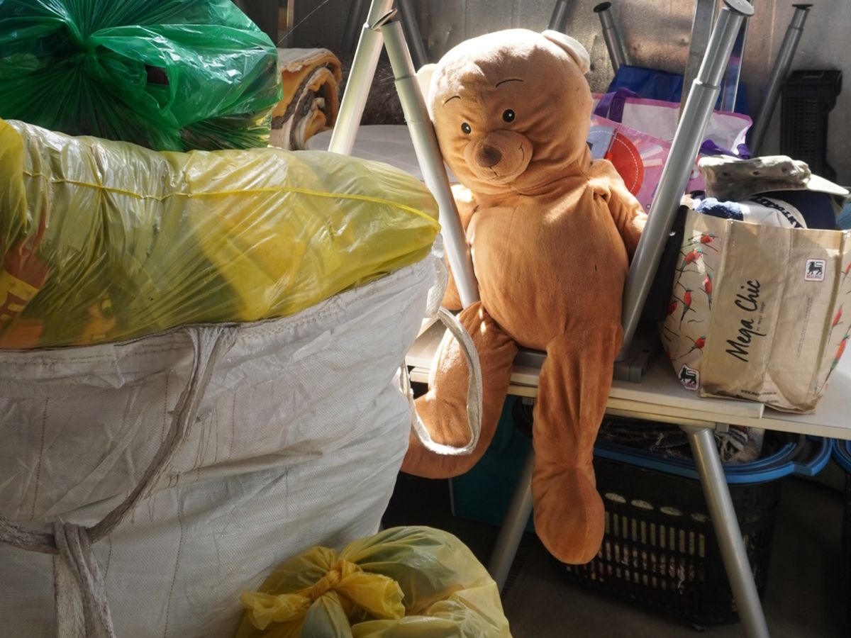 Saci cu textile colectate și jucării de pluș, în hală